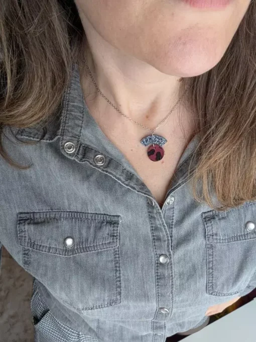 Collier femme chaîne argentée avec pendentif arc de cercle noir à paillettes et rond de cuir léopard